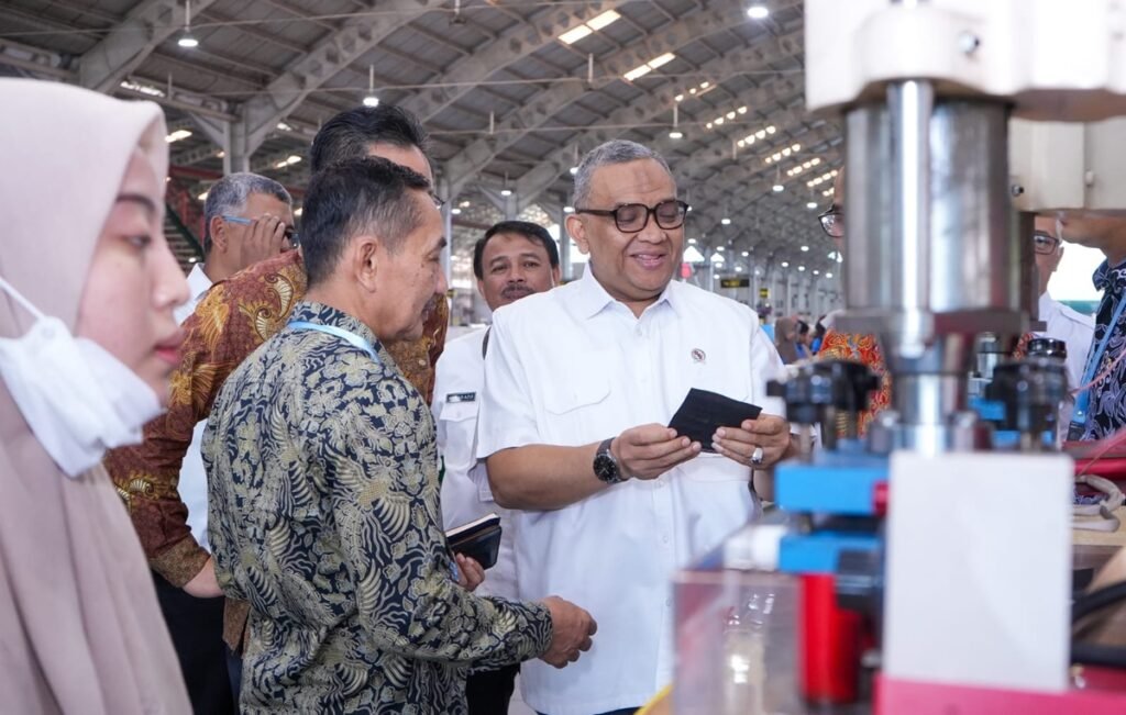 Wamenaker Afriansyah Noor Dorong Industri Utamakan Tenaga Kerja Lokal