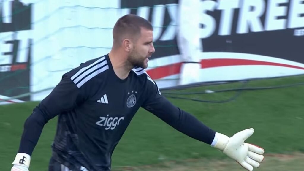 Maarten Paes Jadi Starter dan Bawa Ajax Lolos ke Play-off Liga Konferensi Eropa