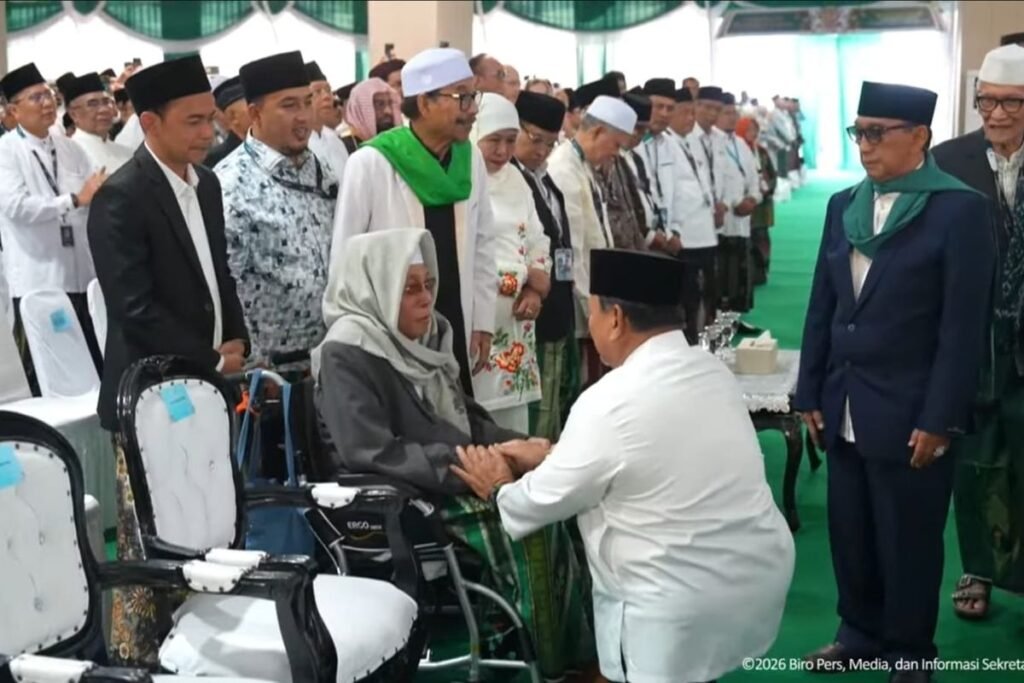 Presiden Prabowo Sungkem kepada Kiai Nurul Huda di Muktamar NU Jombang
