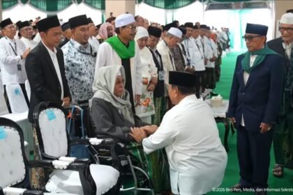 Presiden Prabowo Sungkem kepada Kiai Nurul Huda di Muktamar NU Jombang