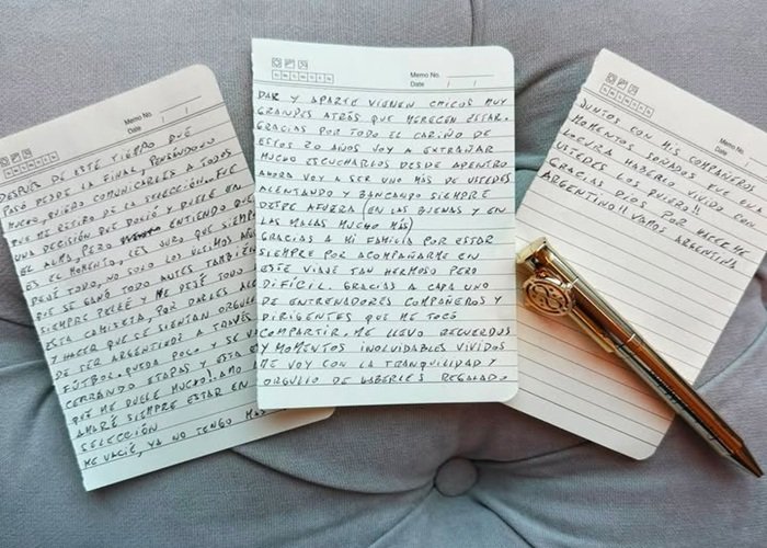 Lionel Messi Resmi Pensiun, Ungkap Pesan Mengharukan di 3 Lembar Kertas