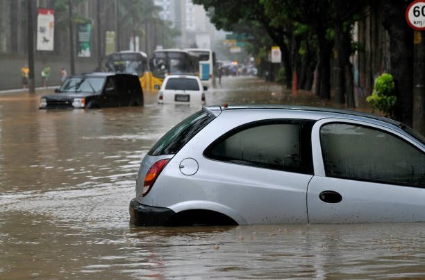 Waspadai Banjir: 4 Risiko Fatal Terjebak di Genangan Air Saat Mengemudi