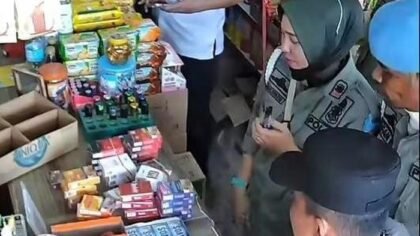 Oknum Satpol PP Aceh Utara Diduga Ambil Rokok dari Pedagang Saat Razia