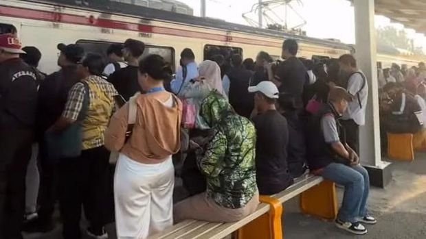 Pintu KRL di Stasiun Serpong Bermasalah, Penumpang Padat Menuju Tanah Abang