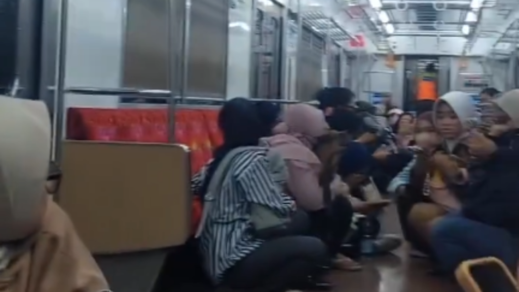 KRL Palmerah-Tanah Abang Dilempar Batu, Penumpang Panik dan Terkejut