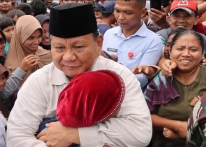 PUJI PRESIDEN - Presiden Prabowo Subianto menyapa warga beberapa waktu lalu. Menteri PU Dody Hanggodo memuji langkah Presiden Prabowo dalam upaya mengejar kemandirian pangan nasional. Ia pun menginstruksikan jajarannya di Kementerian PU untuk memastikan pengairan yang mendukung rencana panen raya di KSPEAN Wanam, Papua Selatan berjalan lancar. Berikut selengkapnya, Rabu (30/9/2026). OFFICIAL HUMAS KEMEN PU / REPRO