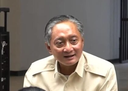 TANGANI BANJIR - Menteri PU Dody Hanggodo menginstruksikan jajarannya bergerak cepat tangani banjir Tapanuli Tengah, Sumatera Utara. Upaya pembukaan alur sungai hingga penguatan tebing langsung dilakukan, Senin (28/9/2026). OFFICIAL KEMENPU/REPRO