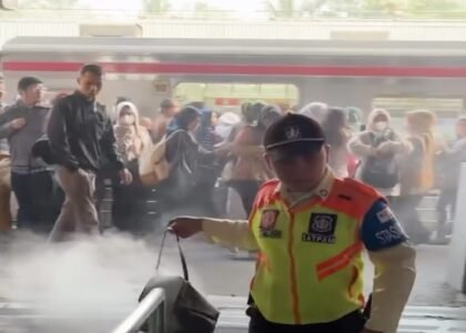 Penumpang KRL Terkejut Akibat Ledakan di Stasiun Rawa Buntu, Simak Penyebabnya