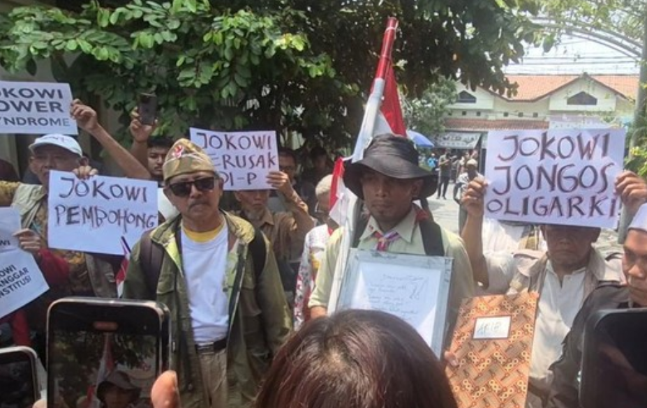 Demo Belasan Massa ARIB di Rumah Jokowi Terkait Pernyataan Budi Arie