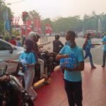 Relawan Karib AHY Sobat HMP Distribusikan Masker dan Air Mineral untuk Masyarakat Pontianak