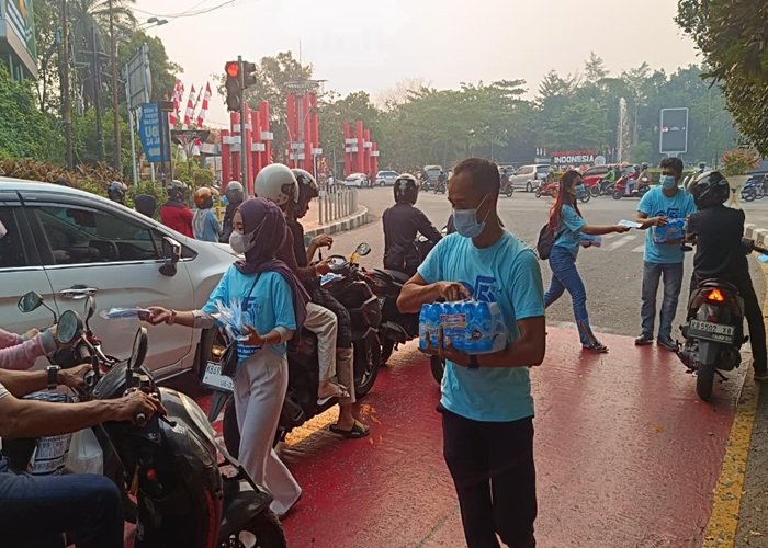 Relawan Karib AHY Sobat HMP Distribusikan Masker dan Air Mineral untuk Masyarakat Pontianak