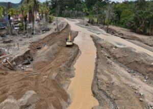 BUKA SUNGAI - Petugas dari BBWS Sumatera II Medan  mengerahkan alat berat untuk membuka aliran sungai yang terdampak bencana banjir di Tapanuli Tengah, Sumatera Utara di penghujung September 2026. OFFICIAL KEMENPU/REPRO