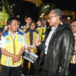 PASCABANJIR SOLOK - Menteri PU Dody Hanggodo secara mengejutkan malam-malam tiba-tiba muncul mengecek langsung penanganan pascabanjir Solok, Selasa (29/9/2026). Ia memastikan penanganan pascabanjir termasuk ketersediaan air bersih berjalan baik. OFFFICIAL HUMAS KEMENPU/REPRO