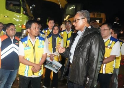 PASCABANJIR SOLOK - Menteri PU Dody Hanggodo secara mengejutkan malam-malam tiba-tiba muncul mengecek langsung penanganan pascabanjir Solok, Selasa (29/9/2026). Ia memastikan penanganan pascabanjir termasuk ketersediaan air bersih berjalan baik. OFFFICIAL HUMAS KEMENPU/REPRO