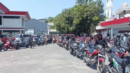 BBM Langka di Makassar, Antrean Panjang dan Harga Menembus Rp35 Ribu per Liter
