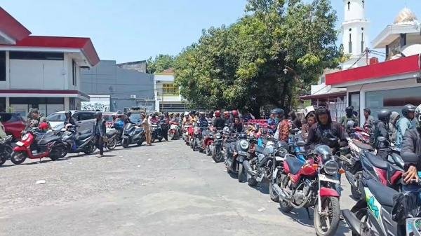 BBM Langka di Makassar, Antrean Panjang dan Harga Menembus Rp35 Ribu per Liter