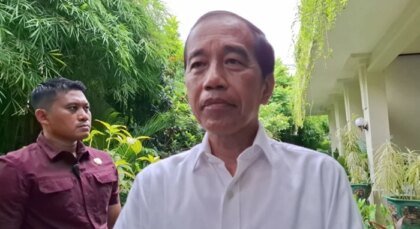 Massa Demo di Rumah Jokowi: Tuntut Gibran Mundur dari Jabatan Wakil Presiden