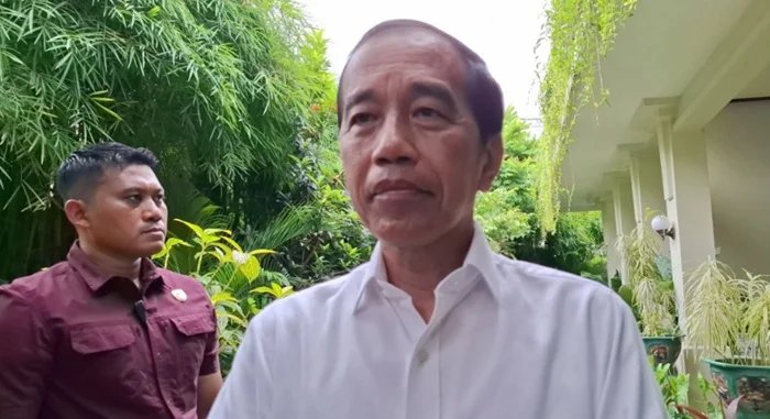 Massa Demo di Rumah Jokowi: Tuntut Gibran Mundur dari Jabatan Wakil Presiden