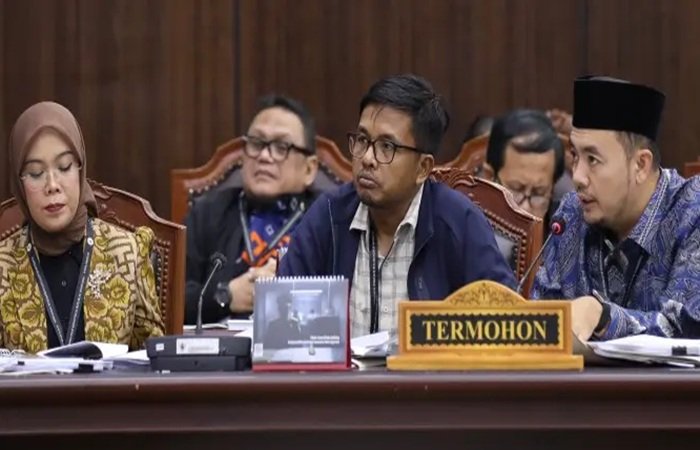 Gugatan Gibran ke MK: Permintaan Denny Indrayana Cs yang Perlu Diketahui