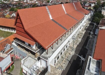 REVITALISASI INFRASTRUKTUR WISATA - Tampilan baru Asrama Inggrisan Banyuwangi setelah direnovasi oleh Kementerian PU. Kementerian PU baru-baru ini resmi menuntaskan revitalisasi Asrama Inggrisan Banyuwangi. Menteri PU Dody Hanggodo pada Jumat (2/10/2026) mengungkapkan revitalisasi ini diharapkan bisa mengangkat perekonomian dan pengembangan pariwisata di Banyuwangi. OFFICIAL BIRO KOMUNIKASI PUBLIK KEMEN PU/REPRO