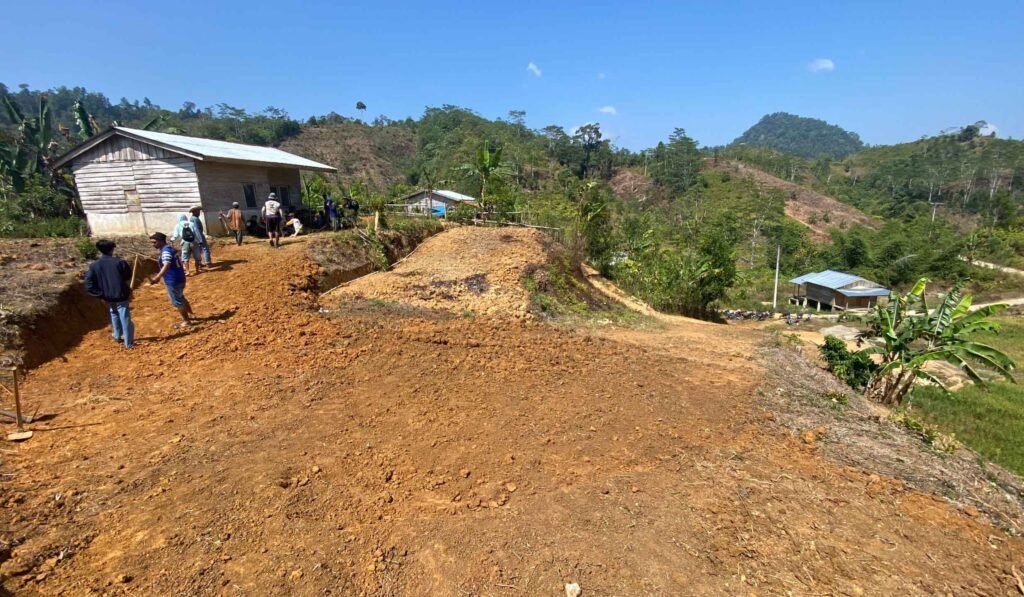 Perbaikan Jembatan Kayu di Mamasa, Akses Petani Kopi Menuju Rumah Pengering Lebih Lancar