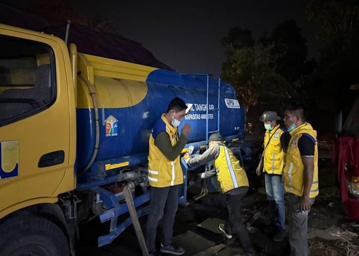 BANTU PADAMKAN API - Menteri Dody Hanggodo menginstruksikan jajarannya turut membantu warga dalam insiden kebakaran di TPA Buku Deru-Deru Ternate. Belasan ribu kubik air dikirimkan untuk bantu padamkan api. Berikut selengkapnya. Selasa (6/10/2026) OFFICIAL BIRO KOMUNIKASI PUBLIK KEMEN PU / REPRO