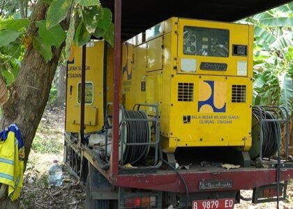 PASTIKAN AIR - Menteri PU Dody Hanggodo memerintahkan BBWS Citarum mengamankan pasokan air pertanian tersedia di tengah bencana kekeringan akibat fenomena alam El Nino. Sedikitnya, 20 pompa dikerahkan di Pakisjaya Karawang Jawa Barat yang menjadi satu di antara lokasi dengan dampak kekeringan terparah di Jawa Barat saat ini. Berikut lengkapnya, Senin (5/10/2026) BIRO KOMUNIKASI PUBLIK KEMEN PU/REPRO