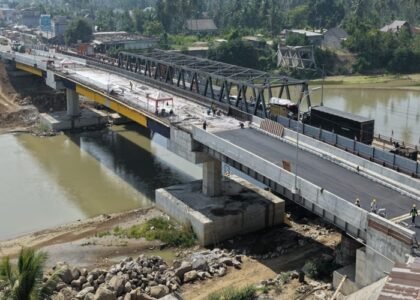 PERKUAT JEMBATAN - Kementerian PU memperkuat Jembatan Kr Tingkeum Bireuen Aceh. Menteri PU Dody Hanggodo memastikan pembangunannya akan dibuat sekuat mungkin agar tahan terhadap ancaman bencana di masa depan. Berikut lengkapnya, Rabu (7/10/2026). OFFICIAL BIRO KOMUNIKASI PUBLIK KEMEN PU/REPRO