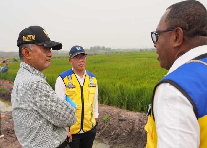 KUNJUNGI KAWASAN PANGAN - Menteri Dody Hanggodo melakukan kunjungan kerja ke kawasan lumbung pangan nasional di Wanam, Merauke Papua Selatan pada Kamis (8/10/2026). Orang nomor 1 di Kementerian Pekerjaan Umum atau Kementerian PU itu ingin KSPEAN Wanam turut bisa angkat perekonomian warga setempat. OFFICIAL BIRO KOMUNIKASI PUBLIK KEMEN PU/REPRO