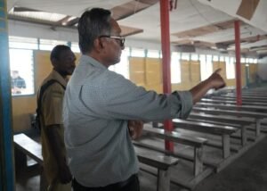 SAPA WARGA - Menteri PU Dody Hanggodo bercengkerama dengan warga saat kunjungi Gereja Santa Theresia Ilwayab dalam sela-sela kunjungan kerjanya ke kawasan lumbung pangan nasional KSPEAN Wanam Merauke Papua Selatan. Berikut selengkapnya, Jumat (9/10/2026). OFFICIAL BIRO KOMUNIKASI PUBLIK KEMENTERIAN PU/REPRO