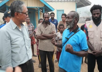 SAPA WARGA - Menteri PU Dody Hanggodo bercengkerama dengan warga saat kunjungi Gereja Santa Theresia Ilwayab dalam sela-sela kunjungan kerjanya ke kawasan lumbung pangan nasional KSPEAN Wanam Merauke Papua Selatan. Berikut selengkapnya, Jumat (9/10/2026). OFFICIAL BIRO KOMUNIKASI PUBLIK KEMENTERIAN PU/REPRO