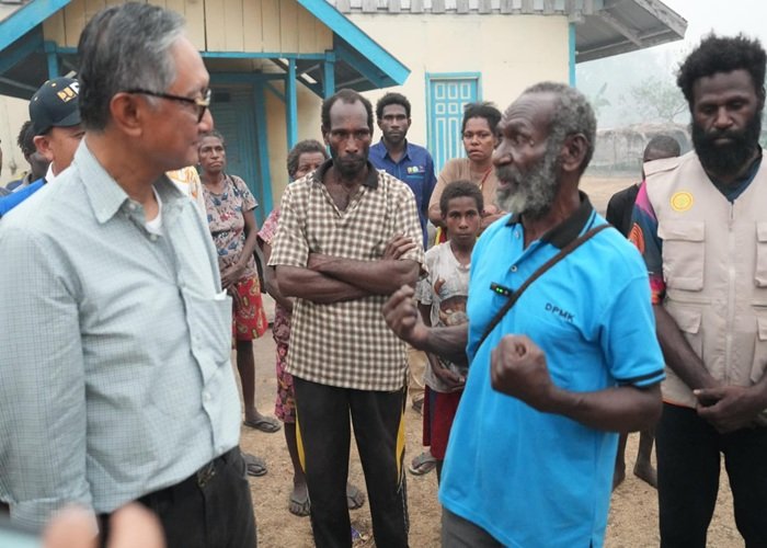 SAPA WARGA - Menteri PU Dody Hanggodo bercengkerama dengan warga saat kunjungi Gereja Santa Theresia Ilwayab dalam sela-sela kunjungan kerjanya ke kawasan lumbung pangan nasional KSPEAN Wanam Merauke Papua Selatan. Berikut selengkapnya, Jumat (9/10/2026). OFFICIAL BIRO KOMUNIKASI PUBLIK KEMENTERIAN PU/REPRO