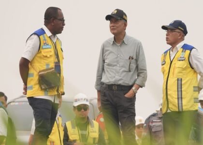 SUMUR DALAM - Menteri PU Dody Hanggodo (tengah) saat meninjau KSPEAN Wanam, Kamis (8/10/2026) lalu. Politisi Partai Demokrat ini memnginstruksikan jajarannya di Kementerian PU memastikan ketersedian air untuk mendukung kawasan lumbung pangan nasional di KSPEAN Wanam, Merauke Papua Selatan. 7 Sumur dalam pun dibangun. Berikut selengkapnya, Minggu (11/9/2026). OFFICIAL BIRO KOMUNIKASI PUBLIK KEMENTERIAN PU/REPRO