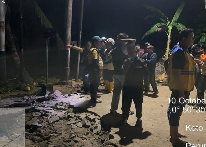TANGANI BANJIR - Menteri PU Dody Hanggodo menginstruksikan jajarannya di Kementerian PU mengambil tindakan cepat dan terukur dalam penanganan banjir di Kota Padang yang terjadi pada Oktober 2026 ini. Langkah cepat pun diambil BWS Sumatera V Padang, termasuk dengan menurunkan pompa air untuk percepatan penanganan banjir Padang. Berikut selengkapnya, Senin (12/10/2026) OFFICIAL BIRO KOMUNIKASI PUBLIK KEMENTERIAN PU/REPRO