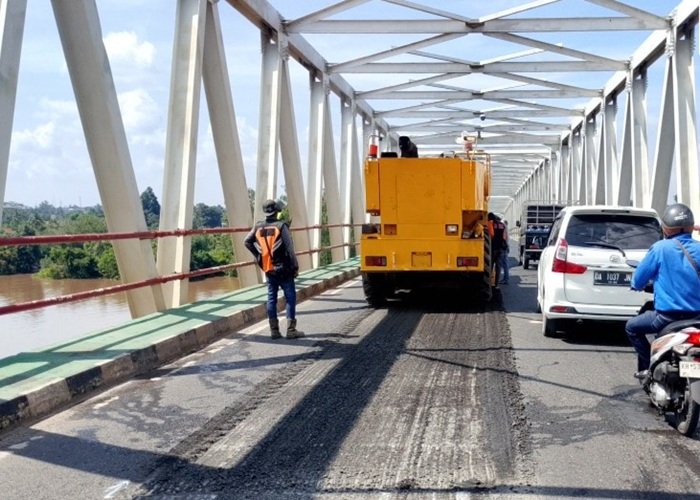 RENOVASI JEMBATAN - Kementerian PU merenovasi Jembatan Pulau Telo dan Jembatan Pulau Petak di Kalimantan Tengah. Menurut Menteri PU Dody Hanggodo pada Selasa (13/10/2026), preservasi terhadap 2 jembatan dengan rentang terpanjang di atas Sungai Kapuas yang ada di wilayah Kalteng itu untuk menjamin konektivitas masyarakat hingga lalu lintas logistik. OFFICIAL BIRO KOMUNIKASI PUBLIK KEMENTERIAN PU/REPRO