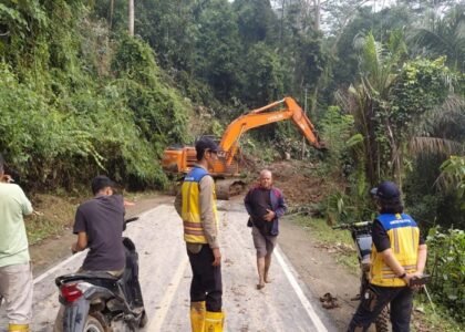 PULIHKAN JALAN NASIONAL - Menteri PU Dody Hanggodo ungkap jajarannya di Kementerian PU bekerja tanpa jeda demi membuka kembali konektivitas jalan di Sumatera Barat usai bencana banjir dan tanah longsor yang terjadi di pekan pertama Oktober 2026 lalu. Hingga Selasa (13/10/2026), 4 dari 9 titik terdampak menurut Dody sudah berhasil dipulihkan jajarannya dengan tim dari BPJN Sumbar yang turun bekerja tanpa henti di lokasi. OFFICIAL BIRO KOMUNIKASI PUBLIK KEMENTERIAN PU/REPRO