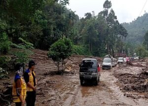 PULIHKAN JALAN NASIONAL - Menteri PU Dody Hanggodo ungkap jajarannya di Kementerian PU bekerja tanpa jeda demi membuka kembali konektivitas jalan di Sumatera Barat usai bencana banjir dan tanah longsor yang terjadi di pekan pertama Oktober 2026 lalu. Hingga Selasa (13/10/2026), 4 dari 9 titik terdampak menurut Dody sudah berhasil dipulihkan jajarannya dengan tim dari BPJN Sumbar yang turun bekerja tanpa henti di lokasi. OFFICIAL BIRO KOMUNIKASI PUBLIK KEMENTERIAN PU/REPRO