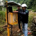 PASANG EWS - Petugas Kementerian PU memasang EWS untuk peringatan dini bencana di tiga titik rawan untuk mitigasi pencegahan galodo banjir bandang di Kabupaten Solok Sumatera Barat pada masa mendatang. Menteri Dody Hanggodo juga menginstruksikan jajarannya di Kementerian PU membangun Sabo Dam di hulu sungai. OFFICIAL BIRO KOMUNIKASI PUBLIK KEMENTERIAN PU/REPRO