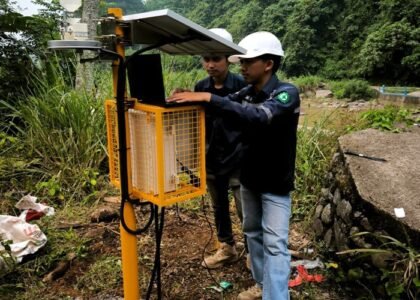 PASANG EWS - Petugas Kementerian PU memasang EWS untuk peringatan dini bencana di tiga titik rawan untuk mitigasi pencegahan galodo banjir bandang di Kabupaten Solok Sumatera Barat pada masa mendatang. Menteri Dody Hanggodo juga menginstruksikan jajarannya di Kementerian PU membangun Sabo Dam di hulu sungai. OFFICIAL BIRO KOMUNIKASI PUBLIK KEMENTERIAN PU/REPRO