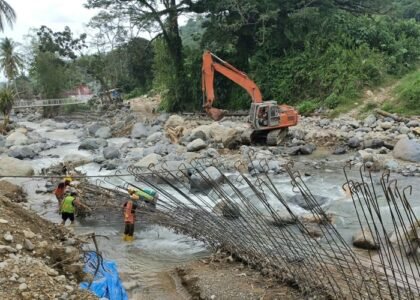 PULIHKAN SPAM - Kementerian PU di bawah arahan Menteri Dody Hanggodo memulihkan sejumlah fasilitas infrastruktur SPAM yang terdampak banjir di Kota Padang Sumatera Barat. Pemenuhan kebutuhan dasar termasuk air bersih pada warga terdampak bencana jadi fokus Dody Hanggodo dan Kementerian PU yang dipimpinnya. Berikut selengkapnya, Rabu (15/10/2026). OFFICIAL BIRO KOMUNIKASI PUBLIK KEMENTERIAN PU/REPRO