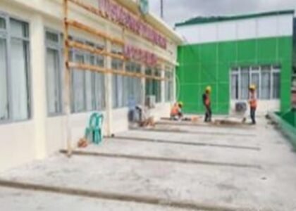 PEMULIHAN INFRASTRUKTUR DI SUMATERA - Sejumlah pekerja tampak memulai pemulihan infrastruktur kesehatan di Aceh dan sejumlah wilayah di Sumatera Utara dan Sumbar, beberapa waktu lalu. Terbaru, Kementerian PU di bawah arahan Menteri Dody Hanggodo mempercepat pemulihan terhadap ratusan infrastruktur kesehatan terdampak bencana di Aceh hingga Sumbar dan Sumatera Utara. Pemulihan juga dilakukan di lebih dari 300 rumah ibadah yang terdampak bencana pula. Berikut selengkapnya, Jumat (15/10/2026). OFFICIAL BIRO KOMUNIKASI PUBLIK KEMENTERIAN PU/REPRO