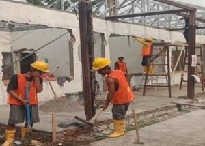 PEMULIHAN INFRASTRUKTUR DI SUMATERA - Sejumlah pekerja tampak memulai pemulihan infrastruktur kesehatan di Aceh dan sejumlah wilayah di Sumatera Utara dan Sumbar, beberapa waktu lalu. Terbaru, Kementerian PU di bawah arahan Menteri Dody Hanggodo mempercepat pemulihan terhadap ratusan infrastruktur kesehatan terdampak bencana di Aceh hingga Sumbar dan Sumatera Utara. Pemulihan juga dilakukan di lebih dari 300 rumah ibadah yang terdampak bencana pula. Berikut selengkapnya, Jumat (15/10/2026). OFFICIAL BIRO KOMUNIKASI PUBLIK KEMENTERIAN PU/REPRO