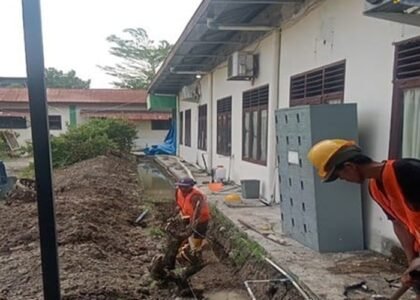 PERCEPAT PEMULIHAN - Sejumlah pekerja tampak mengerjakan perbaikan sejumlah fasilitas kesehatan di Sumbar dan Sumut. Menteri PU Dody Hanggodo instruksikan jajarannya di Kementerian PU percepat pemulihan 121 fasilitas kesehatan yang terdampak bencana di Sumatera Utara dan Sumatera Barat. Berikut lengkapnya, Jumat (16/10/2026). OFFICIAL BIRO KOMUNIKASI PUBLIK KEMENTERIAN PU/REPRO