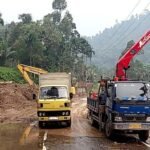 NORMALISASI JALAN - Pekerja dari Kementerian PU berjibaku membersihkan lumpur longsor dalam upaya normalisasi jalan nasional jalur Tapan-Batas Jambi di Kabupaten Pesisir Selatan, Sumatera Barat belum lama ini. Menteri PU Dody Hanggodo memperbarui normalisasi jalur ini, di mana di antaranya sejumlah titik sudah normal sepenuhnya. Berikut selengkapnya, Minggu (18/10/2026). OFFICIAL BIRO KOMUNIKASI PUBLIK KEMENTERIAN PU/REPRO