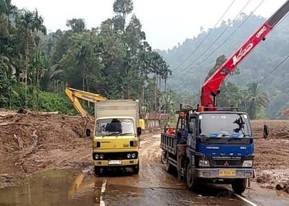 NORMALISASI JALAN - Pekerja dari Kementerian PU berjibaku membersihkan lumpur longsor dalam upaya normalisasi jalan nasional jalur Tapan-Batas Jambi di Kabupaten Pesisir Selatan, Sumatera Barat belum lama ini. Menteri PU Dody Hanggodo memperbarui normalisasi jalur ini, di mana di antaranya sejumlah titik sudah normal sepenuhnya. Berikut selengkapnya, Minggu (18/10/2026). OFFICIAL BIRO KOMUNIKASI PUBLIK KEMENTERIAN PU/REPRO