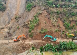 NORMALISASI JALAN - Pekerja dari Kementerian PU berjibaku membersihkan lumpur longsor dalam upaya normalisasi jalan nasional jalur Tapan-Batas Jambi di Kabupaten Pesisir Selatan, Sumatera Barat belum lama ini. Menteri PU Dody Hanggodo memperbarui normalisasi jalur ini, di mana di antaranya sejumlah titik sudah normal sepenuhnya. Berikut selengkapnya, Minggu (18/10/2026). OFFICIAL BIRO KOMUNIKASI PUBLIK KEMENTERIAN PU/REPRO