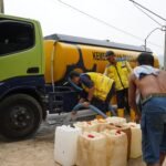 SALURKAN AIR BERSIH - Menteri Dody Hanggodo menginstruksikan Kementerian PU membantu warga terdampak bencana. Terbaru, 8 ribu liter air bersih dikirim dan didistribusikan langsung ke warga terdampak bencana akibat jaringan pipa PDAM Kabupaten Pesisir Selatan terputus setelah diterjang banjir bandang di Sumbar beberapa pekan lalu. Berikut selengkapnya, Minggu (18/10/2026). OFFICIAL BIRO KOMUNIKASI PUBLIK KEMENTERIAN PU/REPRO