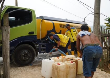 SALURKAN AIR BERSIH - Menteri Dody Hanggodo menginstruksikan Kementerian PU membantu warga terdampak bencana. Terbaru, 8 ribu liter air bersih dikirim dan didistribusikan langsung ke warga terdampak bencana akibat jaringan pipa PDAM Kabupaten Pesisir Selatan terputus setelah diterjang banjir bandang di Sumbar beberapa pekan lalu. Berikut selengkapnya, Minggu (18/10/2026). OFFICIAL BIRO KOMUNIKASI PUBLIK KEMENTERIAN PU/REPRO