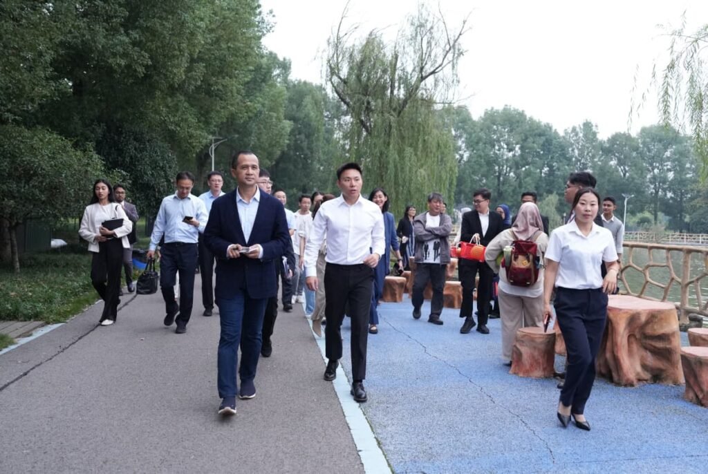 Menteri Transmigrasi Dorong Investasi untuk Ciptakan Lapangan Kerja dengan Belajar dari Desa di China