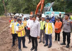 INSPEKSI LANGSUNG - Menteri PU Dody Hanggodo melakukan inspeksi langsung ke lokasi penanganan pascabencana di Sumatera Barat (Sumbar), Senin (19/10/2026). Dody Hanggodo memerintahkan jajarannya untuk memegang komitmen menghasilkan karya terbaik yang bisa tahan bencana dan siap mengantisipasi tragedi serupa di masa mendatang. OFFICIAL BIRO KOMUNIKASI PUBLIK KEMENTERIAN PU/REPRO